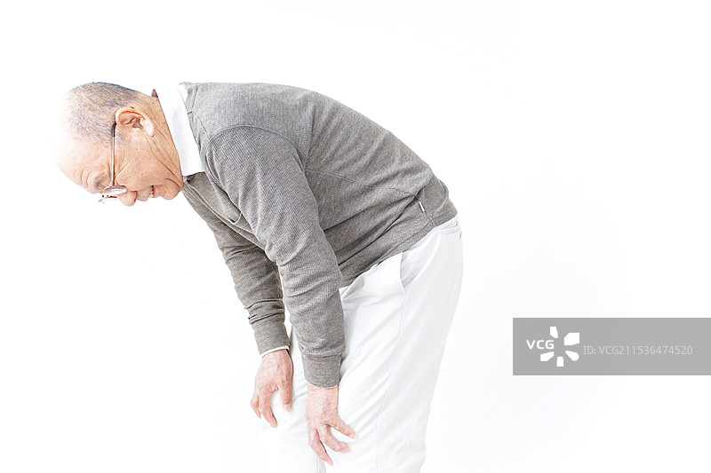 一位年长男性正在忍受膝盖疼痛图片素材
