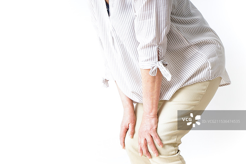 一位患有膝盖疼痛的老年女性图片素材