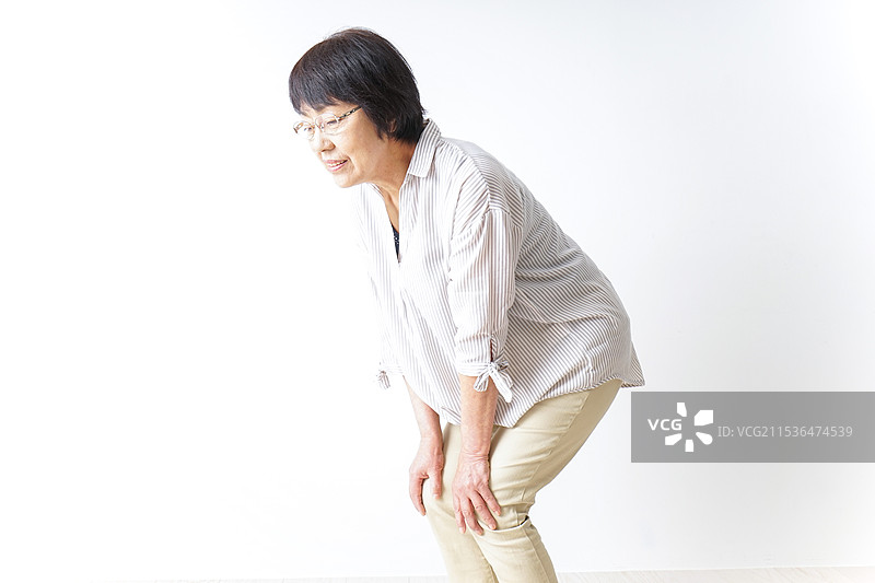 一位患有膝盖疼痛的老年女性图片素材