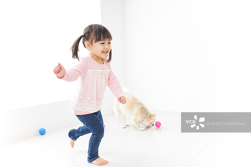 孩子在和狗玩耍图片素材