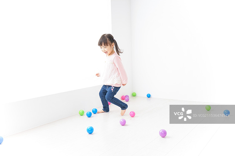 孩子在和狗玩耍图片素材