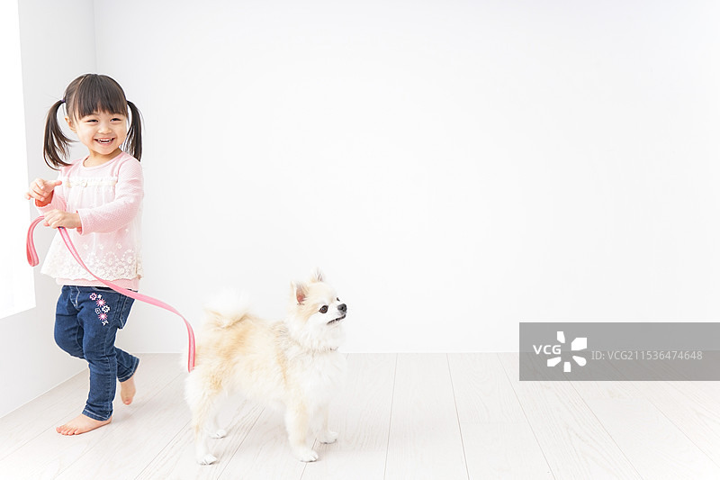 孩子牵着狗散步图片素材