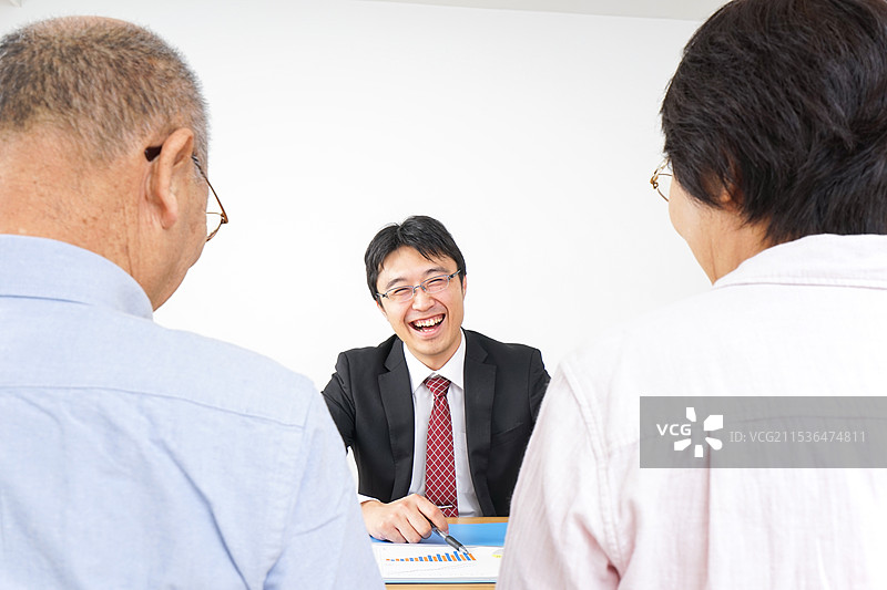 老年夫妇与销售人员图片素材