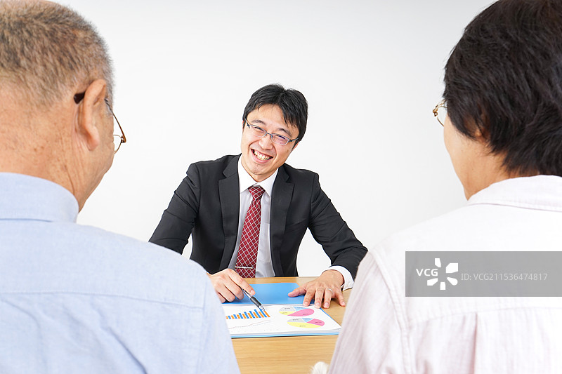 老年夫妇与销售人员图片素材