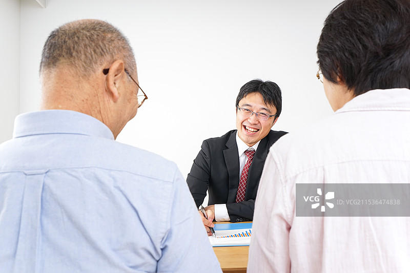 老年夫妇与销售人员图片素材