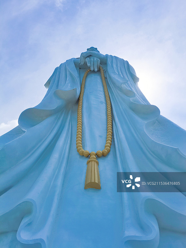 蓝天下的服装低角度视图图片素材