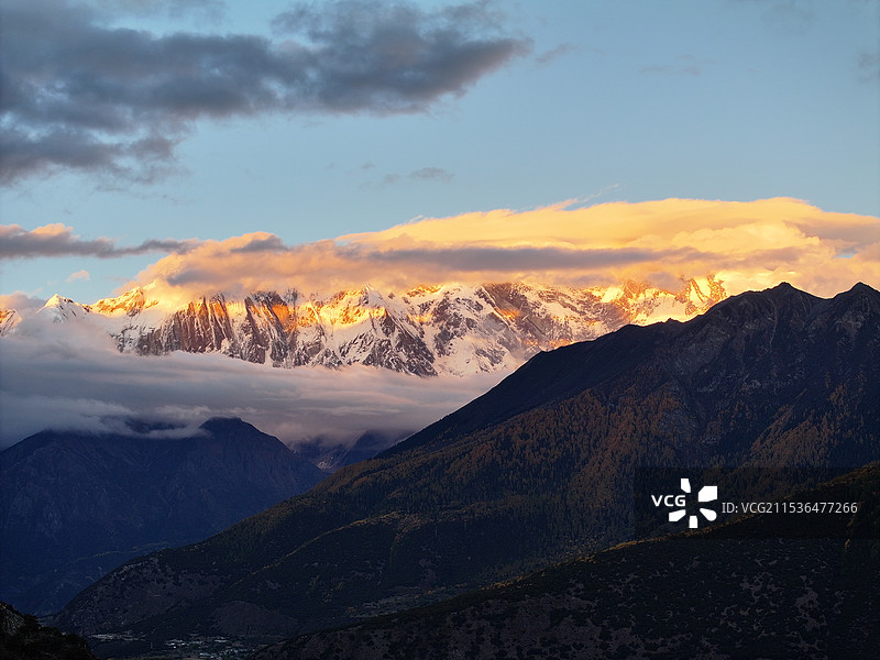 南迦巴瓦峰日落金山图片素材
