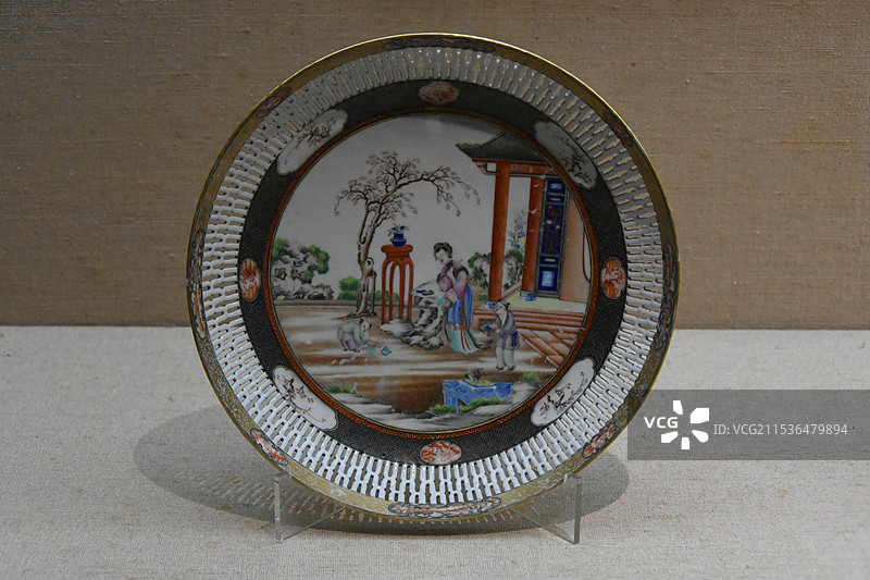 广彩镂空描金人物故事图碟清·乾隆（1736-1795）图片素材
