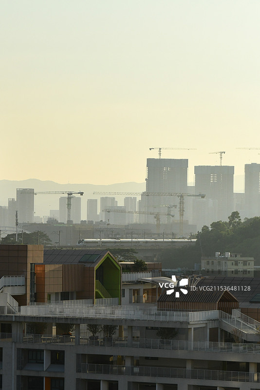 穿梭在城市中的高铁（深圳坪山）图片素材