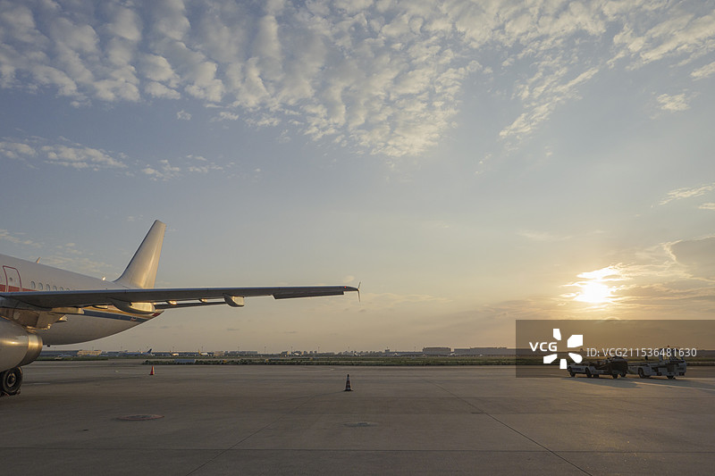 傍晚夕阳下的飞机机场停机坪风景，杭州萧山机场图片素材