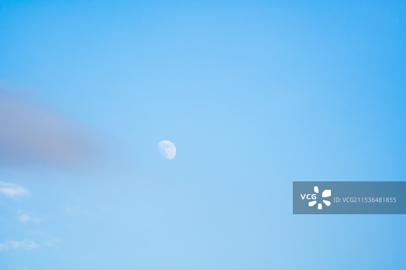 蓝天凸月图片素材