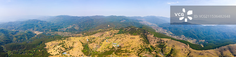 航拍山峦叠嶂的田园风光全景图图片素材