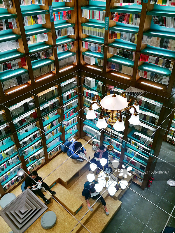 图书馆。书店。阅读的人图片素材