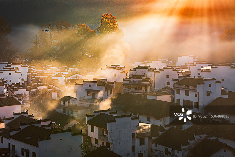 晨光沐浴小山村图片素材