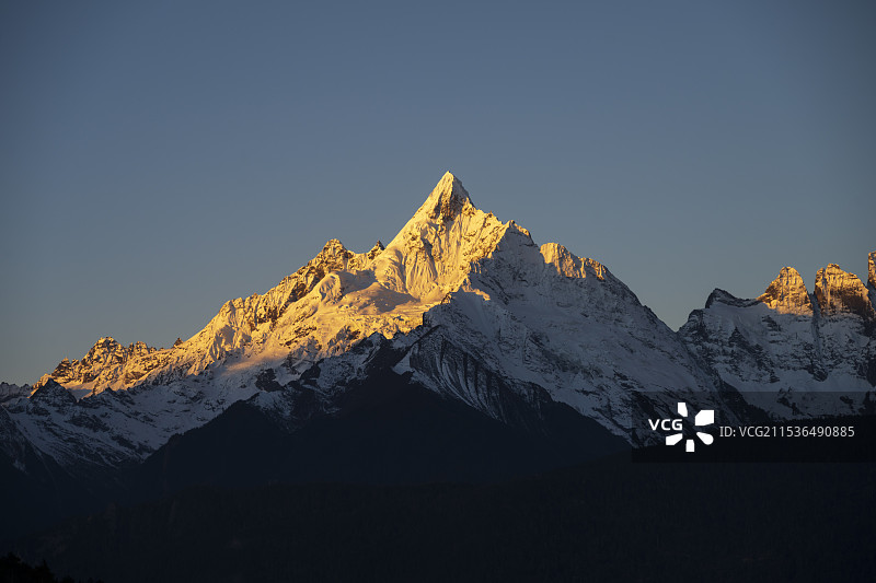 梅里雪山缅茨姆峰日照金山图片素材