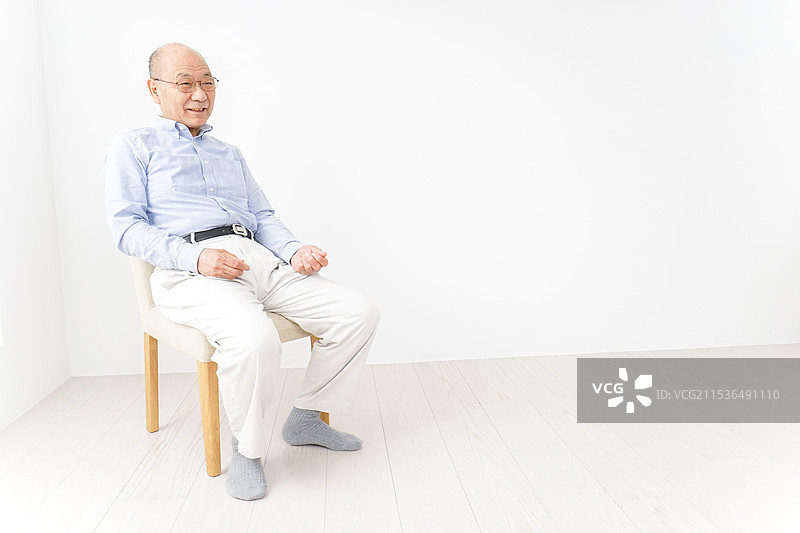 坐在椅子上的老人图片素材