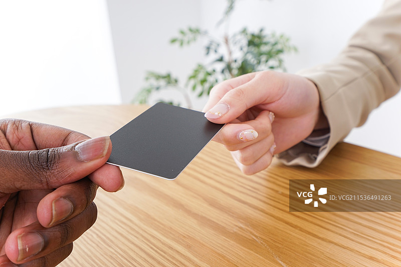 女商人使用信用卡付款。图片素材