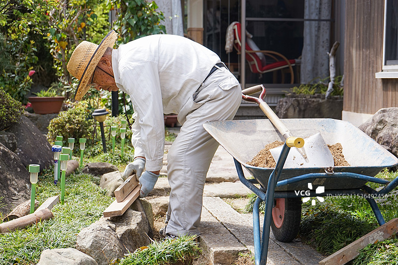 老年男性从事土木工程工作图片素材