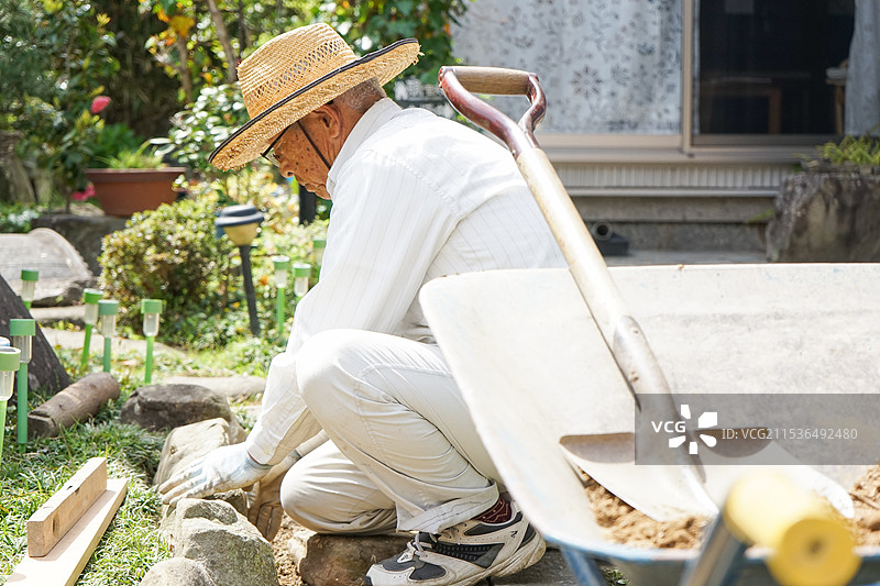 老年男性从事土木工程工作图片素材