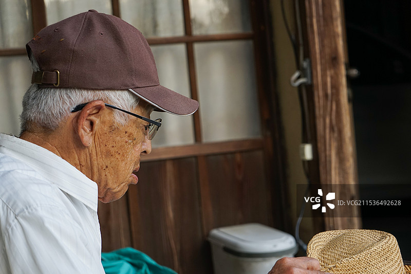 老年人在园艺中工作图片素材