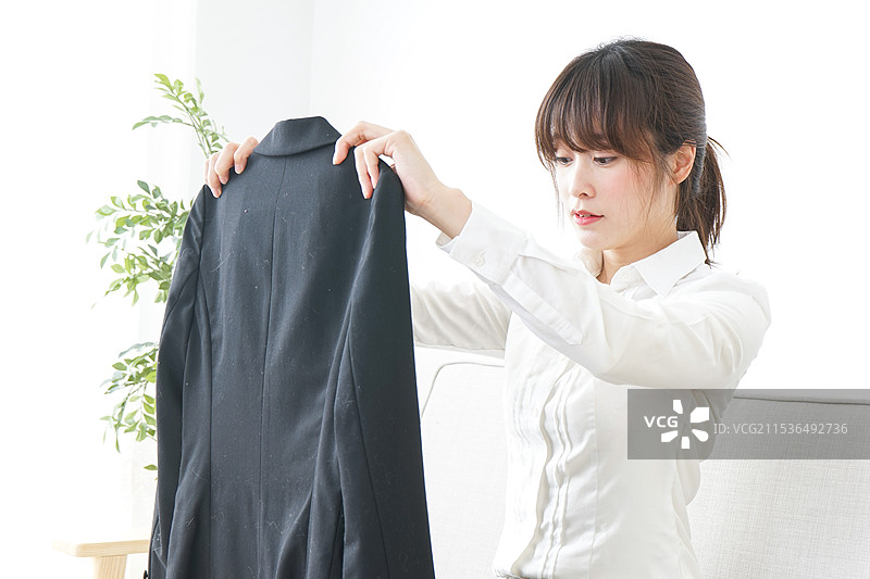 女商人脱掉西装图片素材