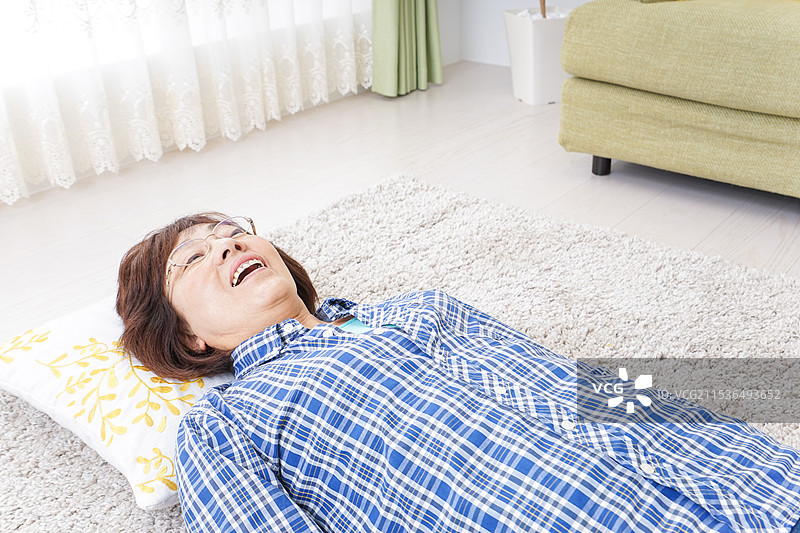 祖母在她的房间里睡觉图片素材