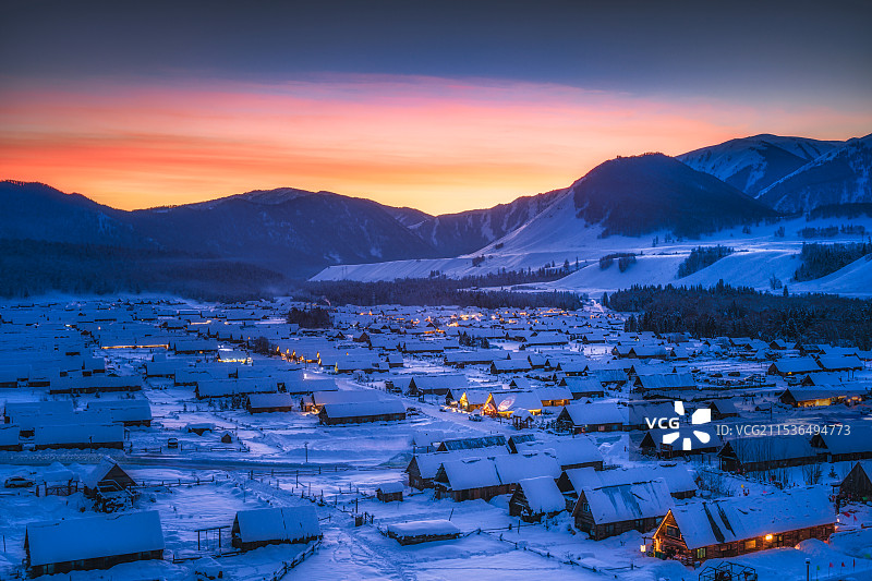 冬季晚霞蓝调时刻的阿勒泰禾木村庄图片素材