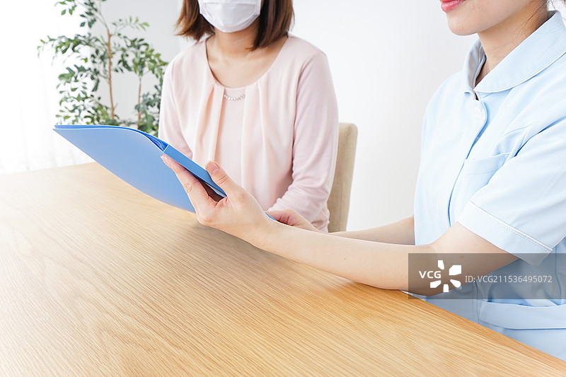女性在医院听取解释图片素材