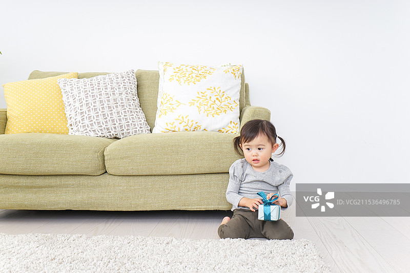 孩子手里拿着一个礼物图片素材