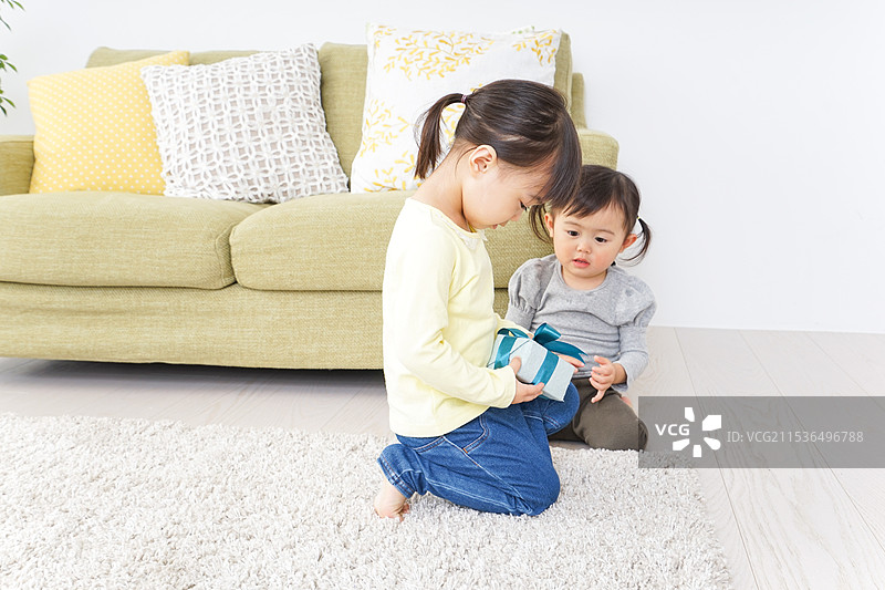 孩子们互相交换礼物图片素材