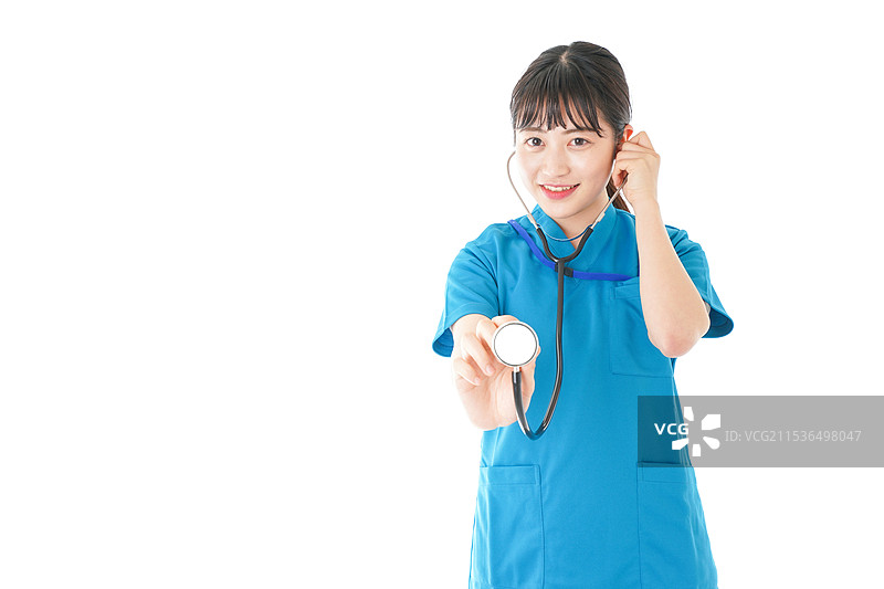微笑的年轻护士使用听诊器图片素材