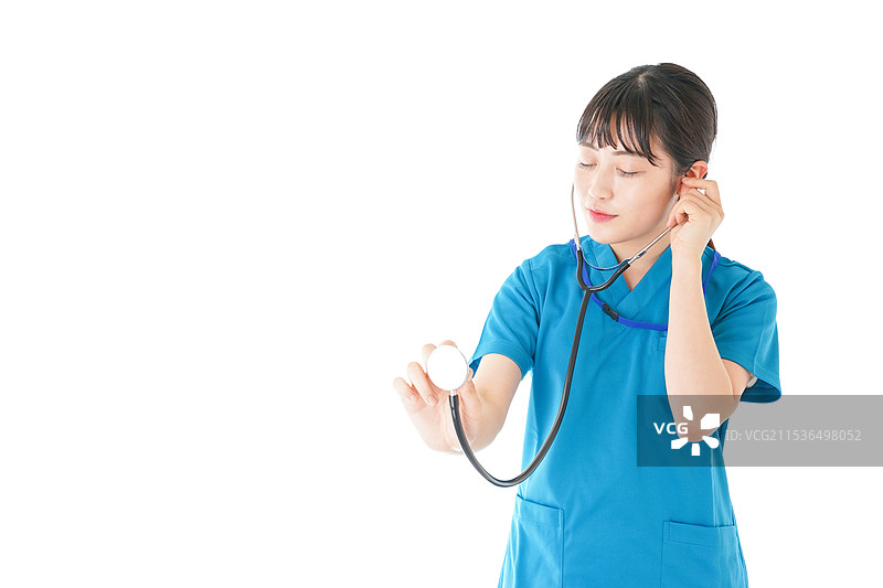 微笑的年轻护士使用听诊器图片素材