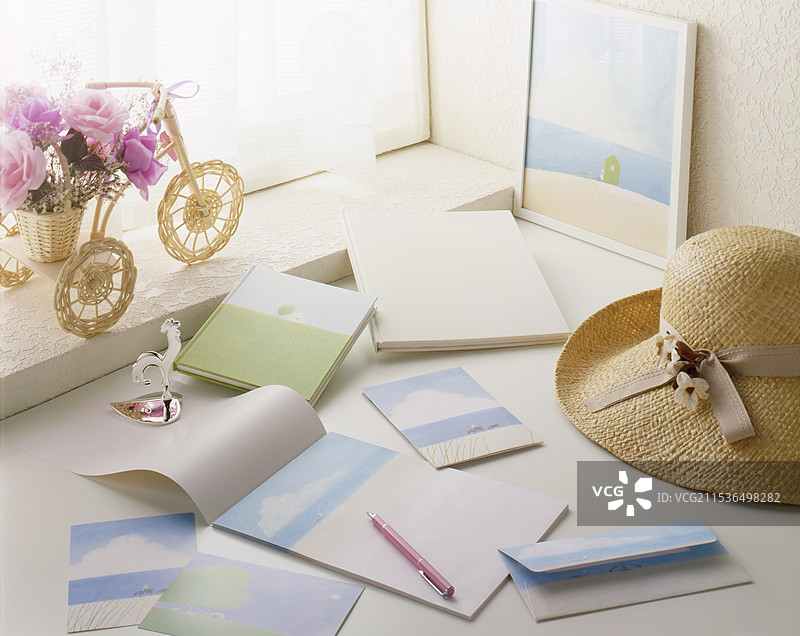 窗边的信头和钢笔图片素材