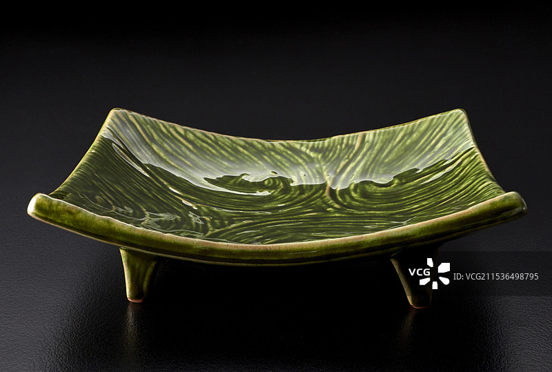 日本餐具-盘子-黑色背景-留白-日本风格图片素材