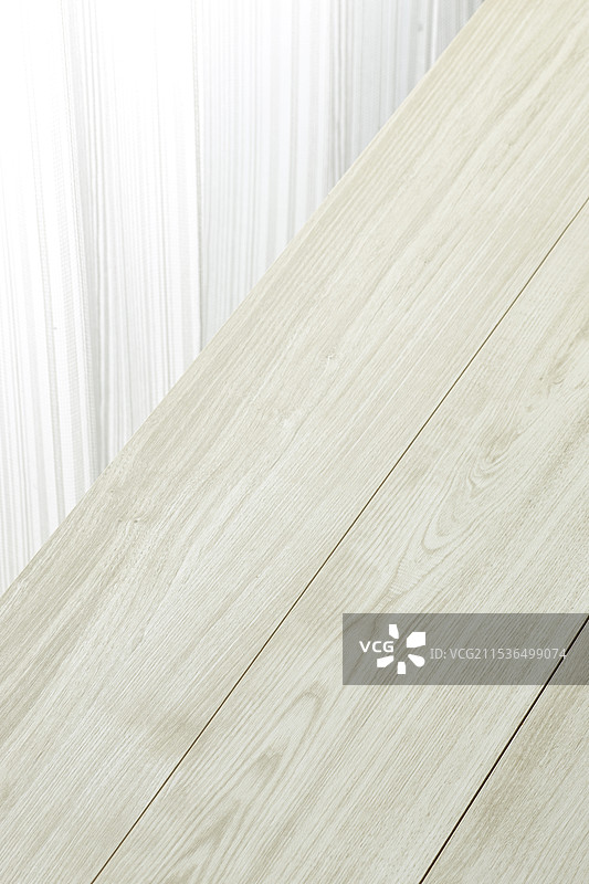 玻璃瓶 - 水 - 窗帘 - 办公桌图片素材