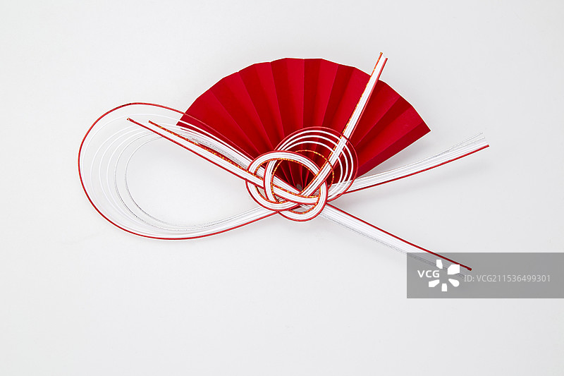 水引红白扇子（纸绳绑在包裹的礼物上）图片素材