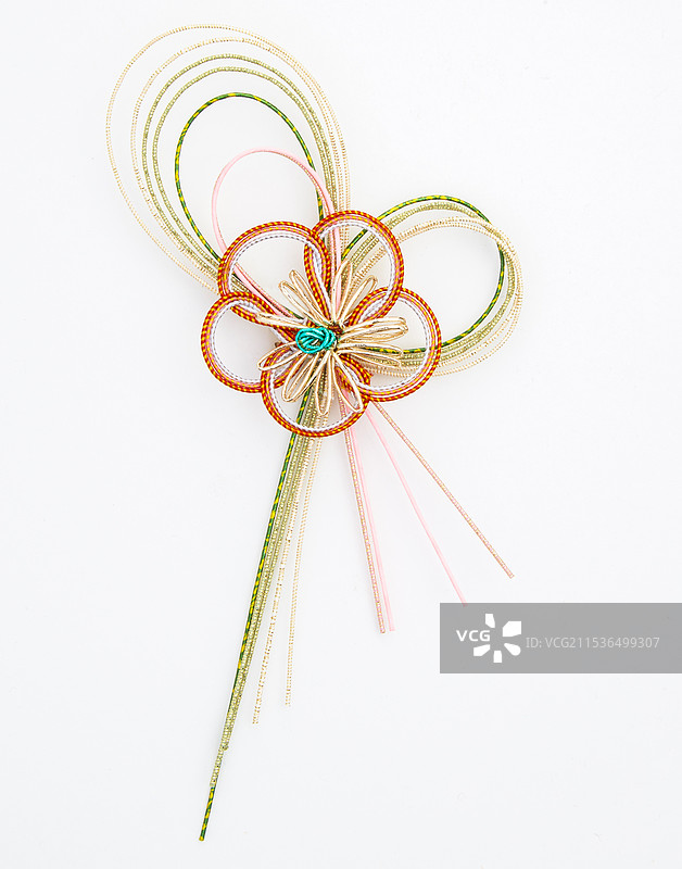 水引梅花（缠绕在礼物上的纸绳）图片素材