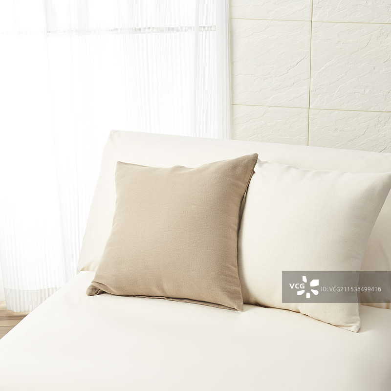 双人床 - 蕾丝窗帘图片素材