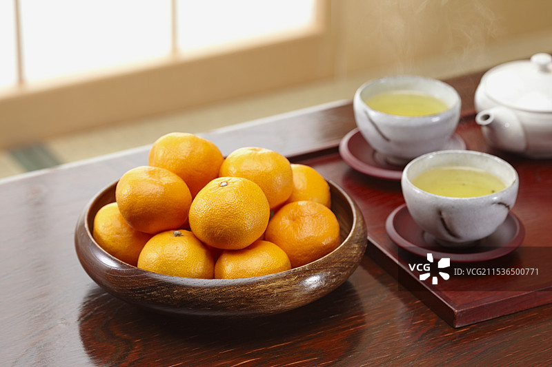 火锅桌上的橙子图片素材