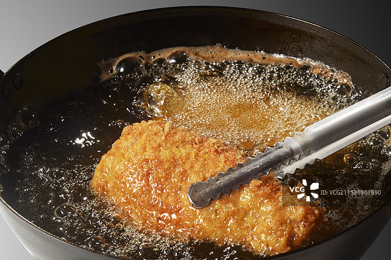 炸猪排（正在烹饪中）图片素材