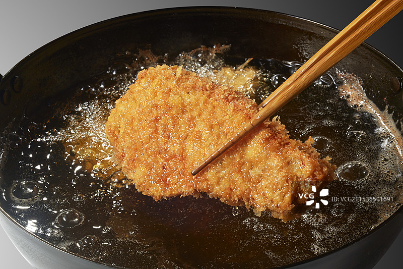 炸猪排（正在烹饪中）图片素材