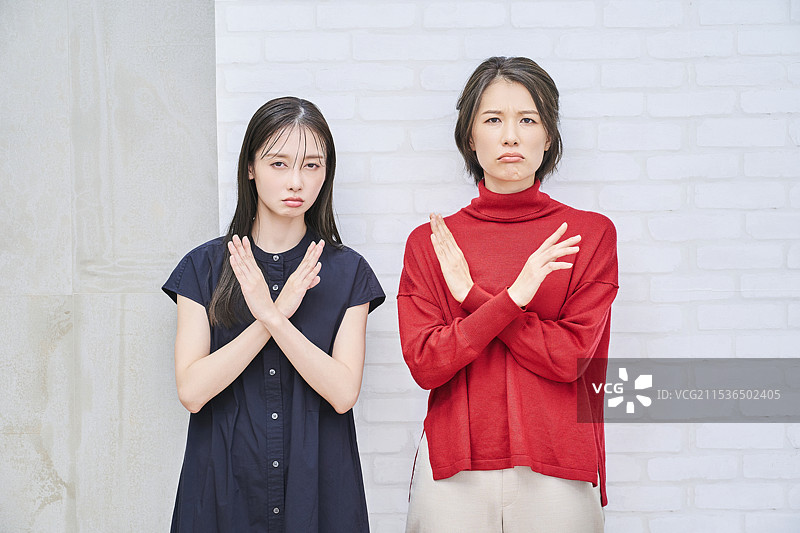 两个女人拒绝图片素材