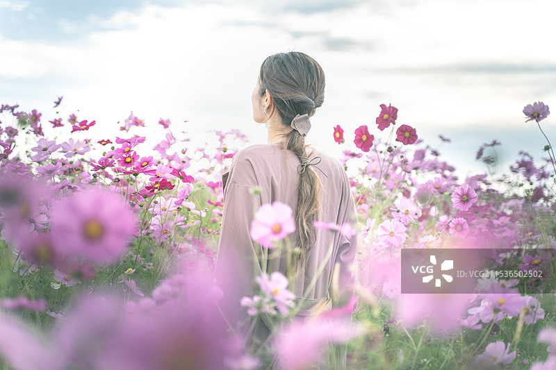 宇宙田野中的女人图片素材