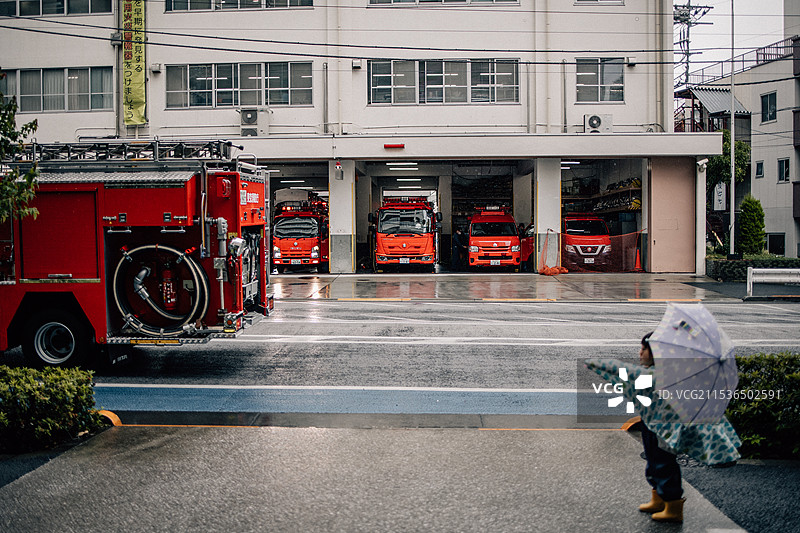 孩子们在看消防车图片素材