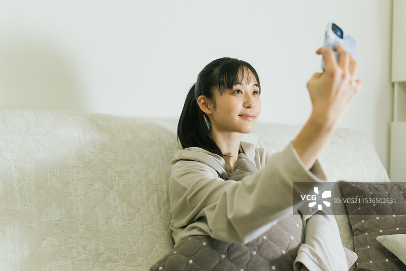 女孩在房间里自拍图片素材