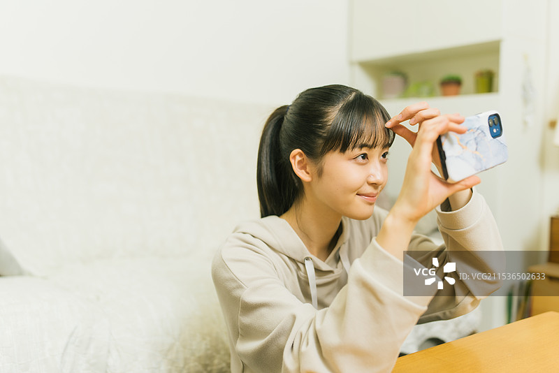 女孩在自拍中整理刘海图片素材