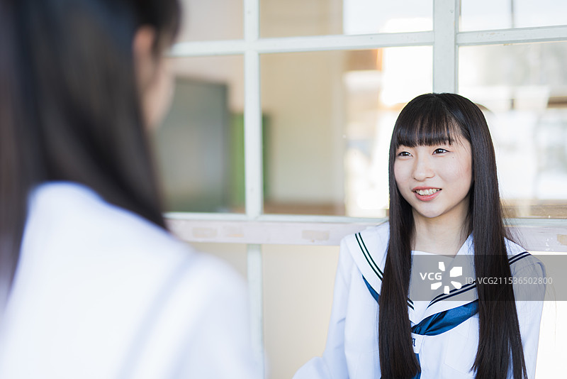 高中生在学校与同学交谈图片素材