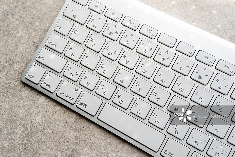 灰色桌子上的键盘图片素材