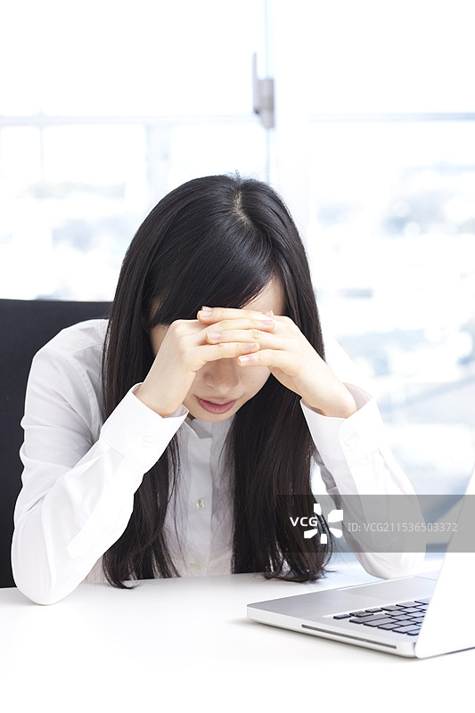 穿着衬衫的人与笔记本电脑的照片图片素材