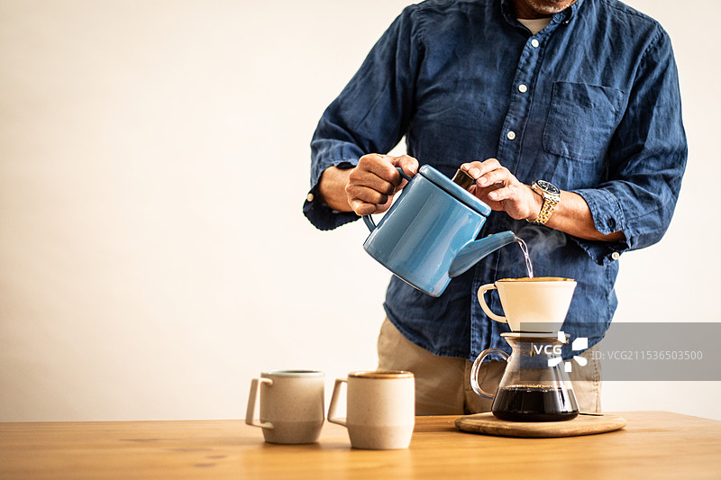 冲泡一杯咖啡图片素材